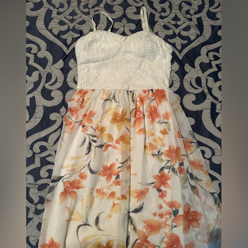 LILY ROSE floral maxi dress. Has slit on back
